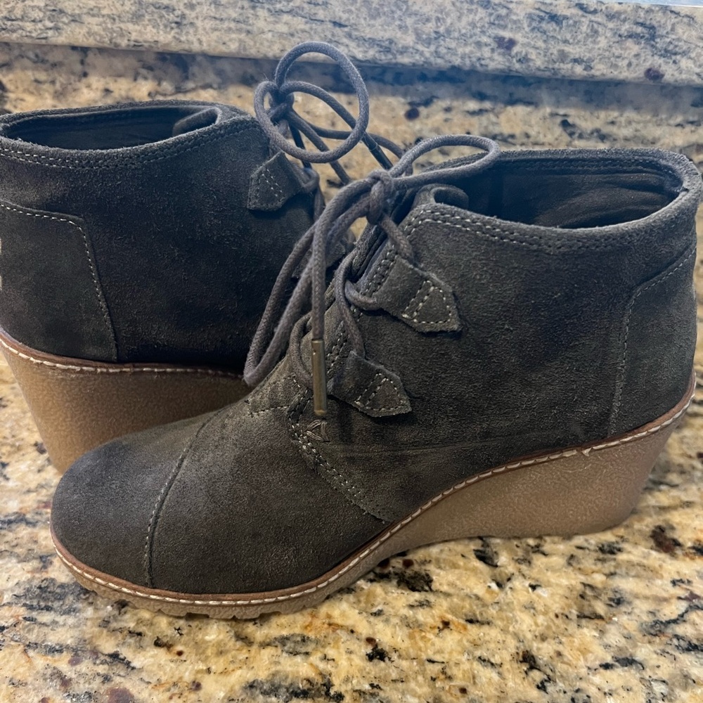 Women’s Toms wedge bootie - size 7